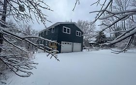 Hidden Poconos Farmhouse 6 Bedroom - Nearby Ski! Hot Tub, Game Room, Huge Deck, Bbq Grill, Firepit, Space For Groups! 4 Luxurious Baths